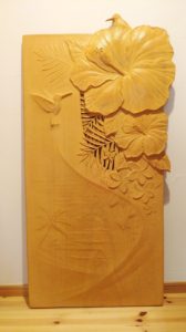 オーダーメイドの木彫レリーフ　ハイビスカスとハチドリ