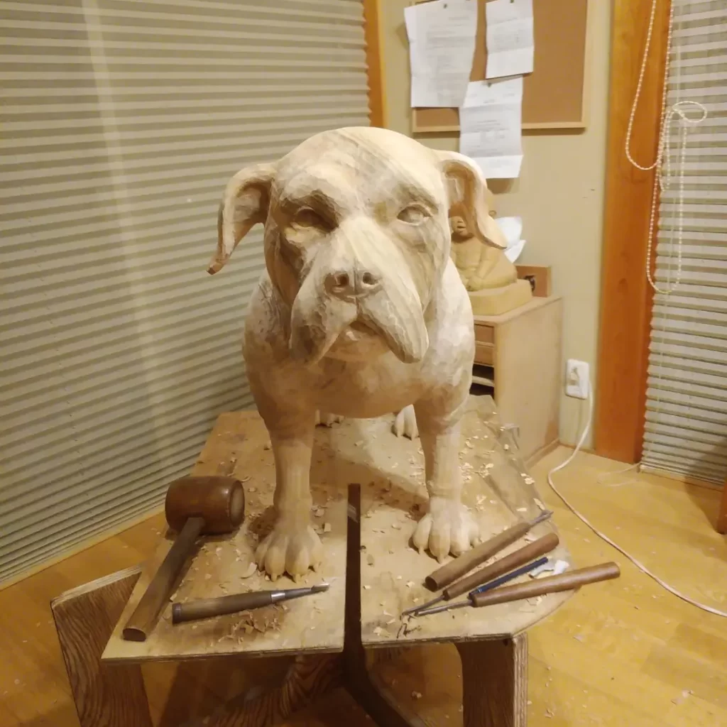 オーダーメイドの木彫りの土佐犬